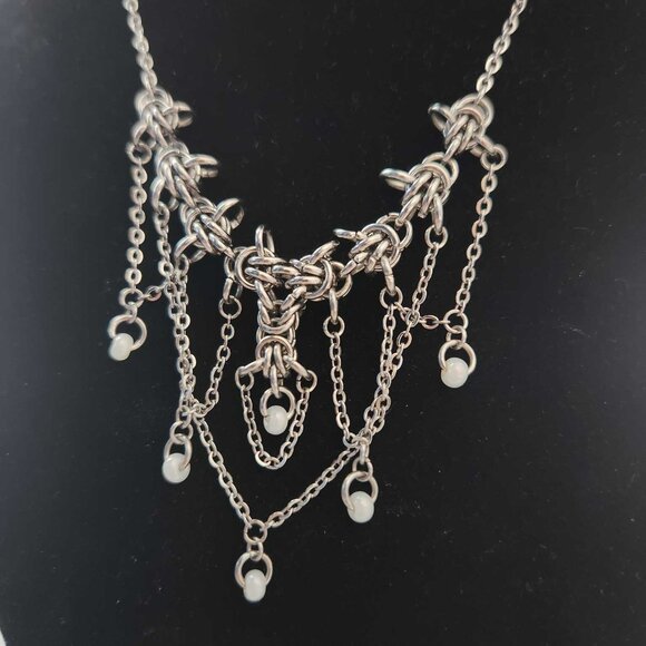 Gothic victorian silver and white pearl chandelier chainmail necklace - Picture 6 of 7